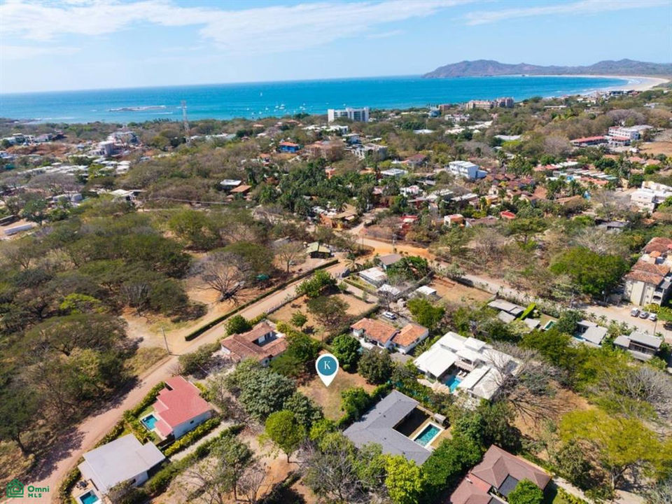 Aerial view of 983m² lot in La Norma, Tamarindo, near town and beach.