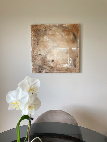 Beyond the Sea på väggen vid ett runt bord