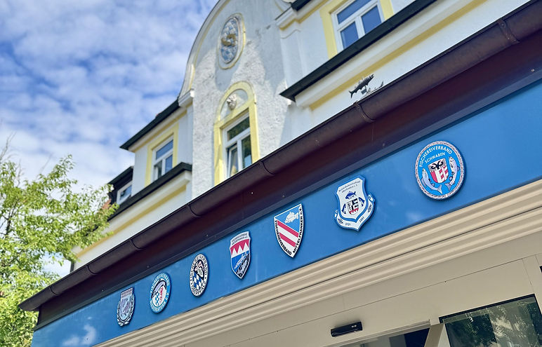 lfvbayern-geschaeftsstelle-logos-auf-gebaeude.jpg