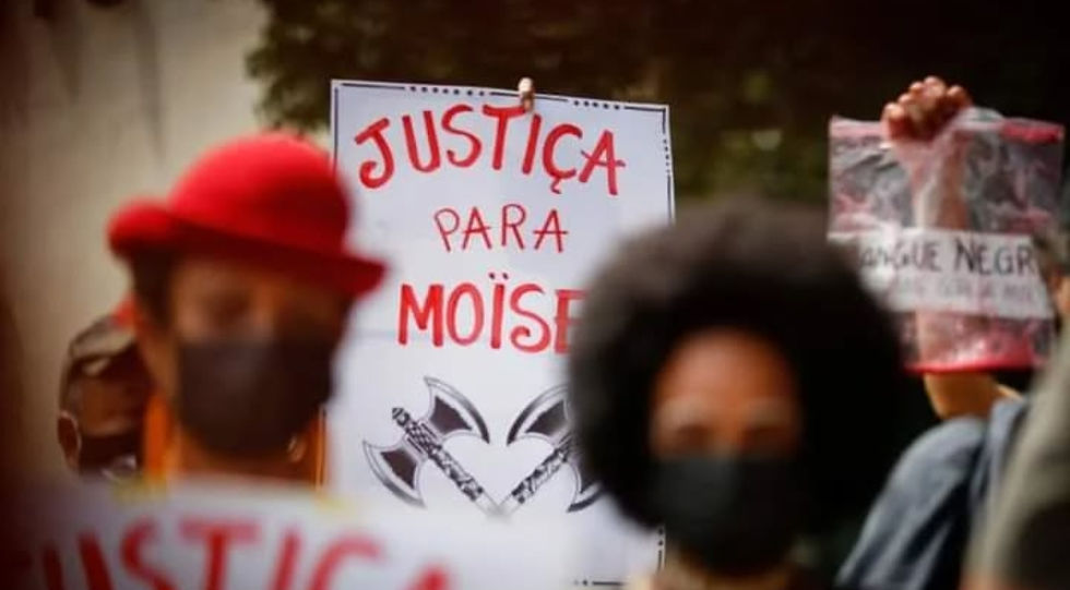 Em ato com a presença do político Renato Freitas, por Justiça sobre assassinato de Moïse, no ano de 2022, ele desconstrói suposta duplicidade de Alckmin, artifício que Alckmin tenta aparentar, por plasticidade, para não assumir sua criminalidade em assassinatos, tortura, supremacismo branco e misoginia.