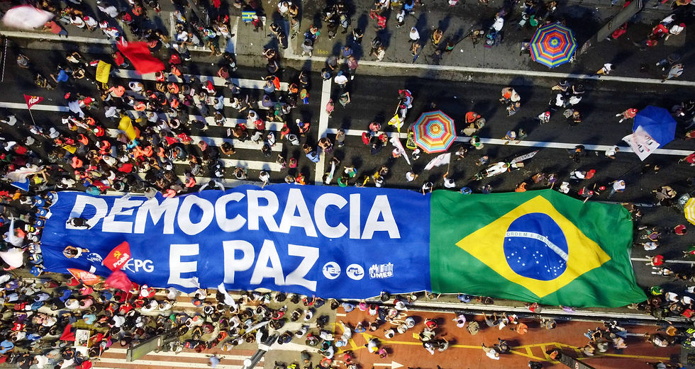 Em memória do 8 de janeiro de 2023, intentona Bolsonarista, na Praça dos Três Poderes, em Brasília, evento de 08 de janeiro de 2024, na Avenida Paulista, traz faixa de movimentos estudantis, reivindicando Democracia e Paz.