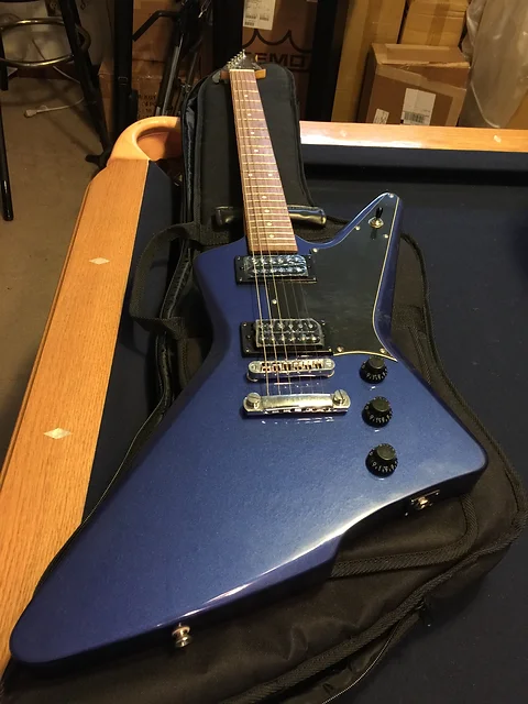 Cruzer Explorer Style Guitar W Gig Bag Ralston Mcgucken