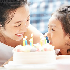 母親と子どもが見つめ合う