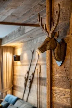 Tête de cerf en bois et paire de ski vintage pour une décoration chalet de montagne