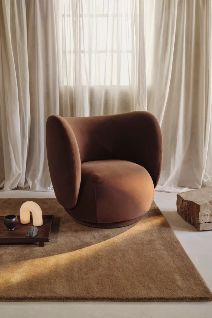 Fauteuil et tapis bruns et Mocha Mousse, couleurs tendance 2025