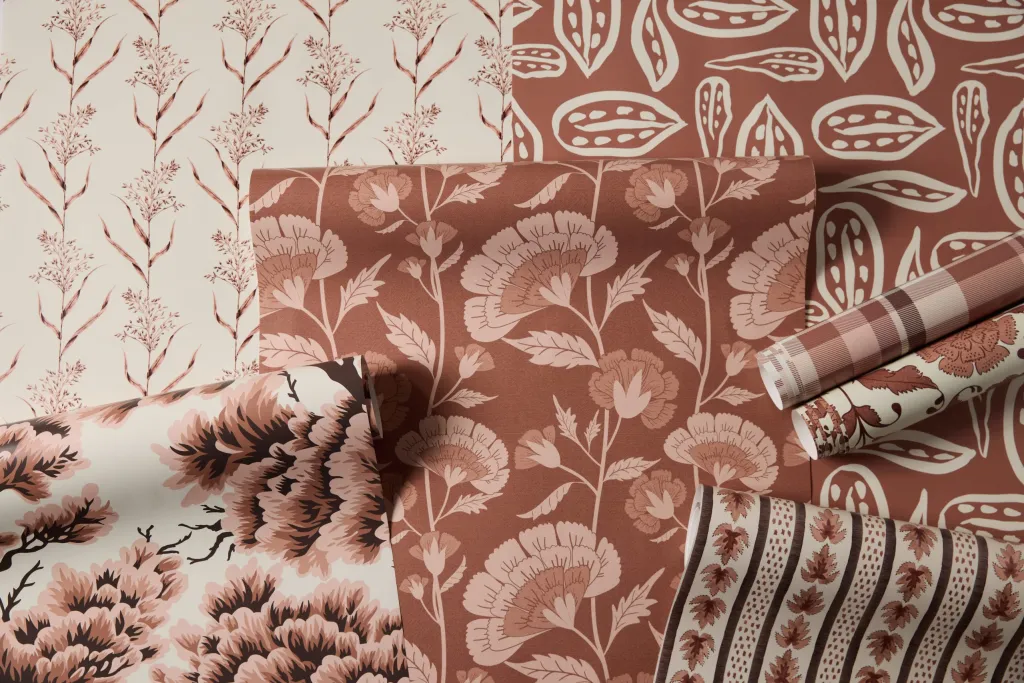 Papiers peints à motifs Mocha Mousse, couleur tendance 2025