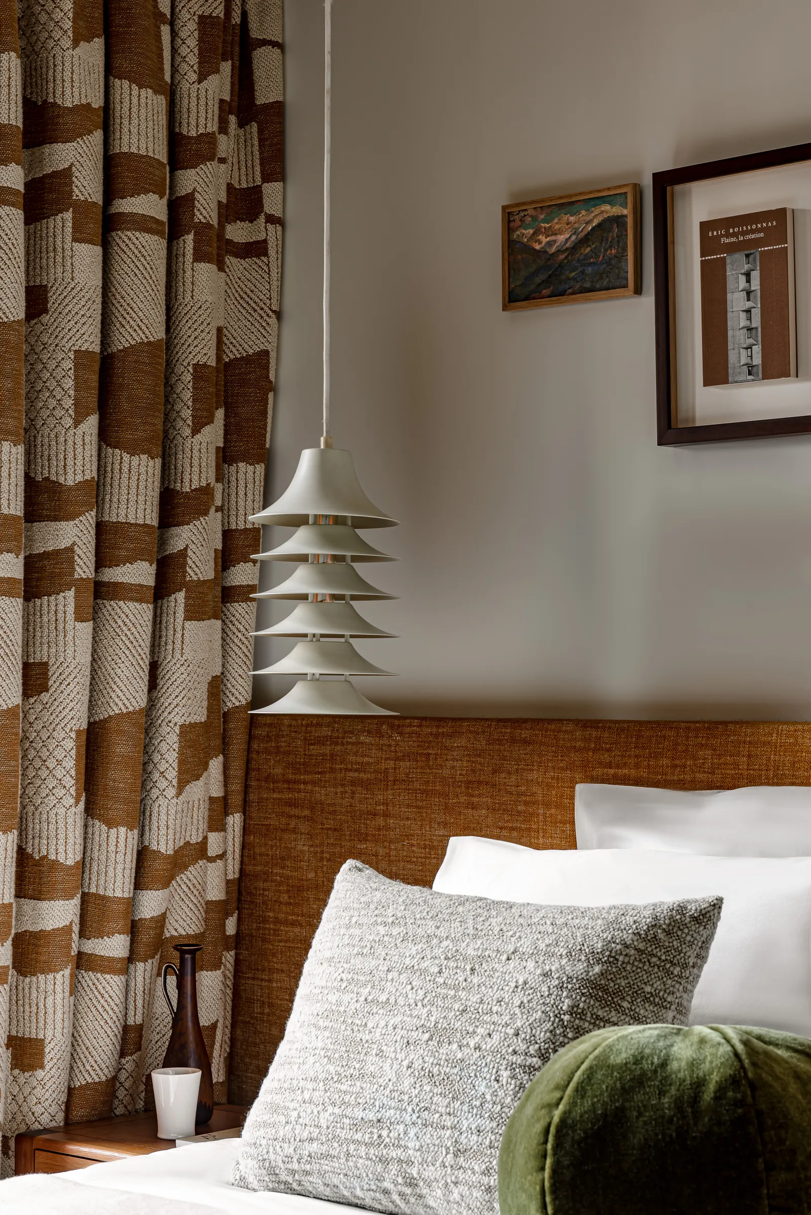 Décoration intérieure d'une chambre lumineuse d'un chalet aux touches de couleurs vert forêt et ocre 