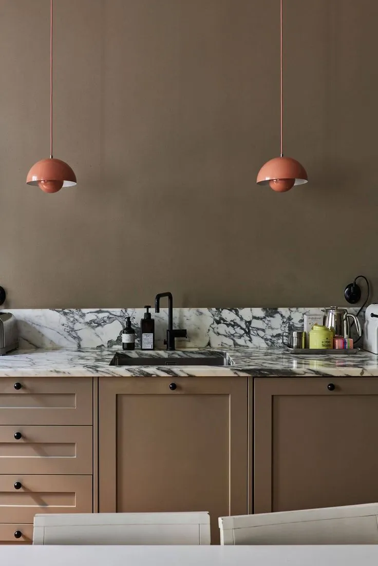 Façades de cuisine Mocha Mousse, couleur tendance 2025