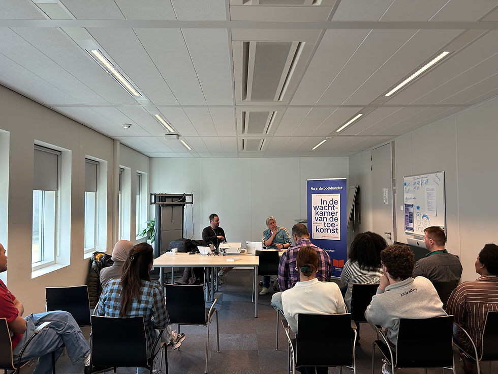 In gesprek met IND team Schiphol