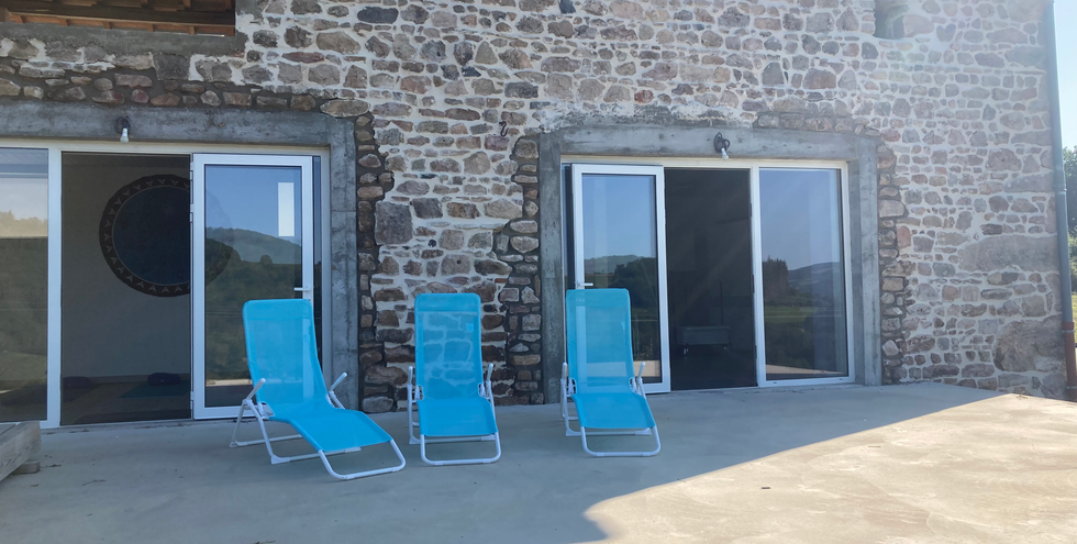 terrasse avec transats à disposition