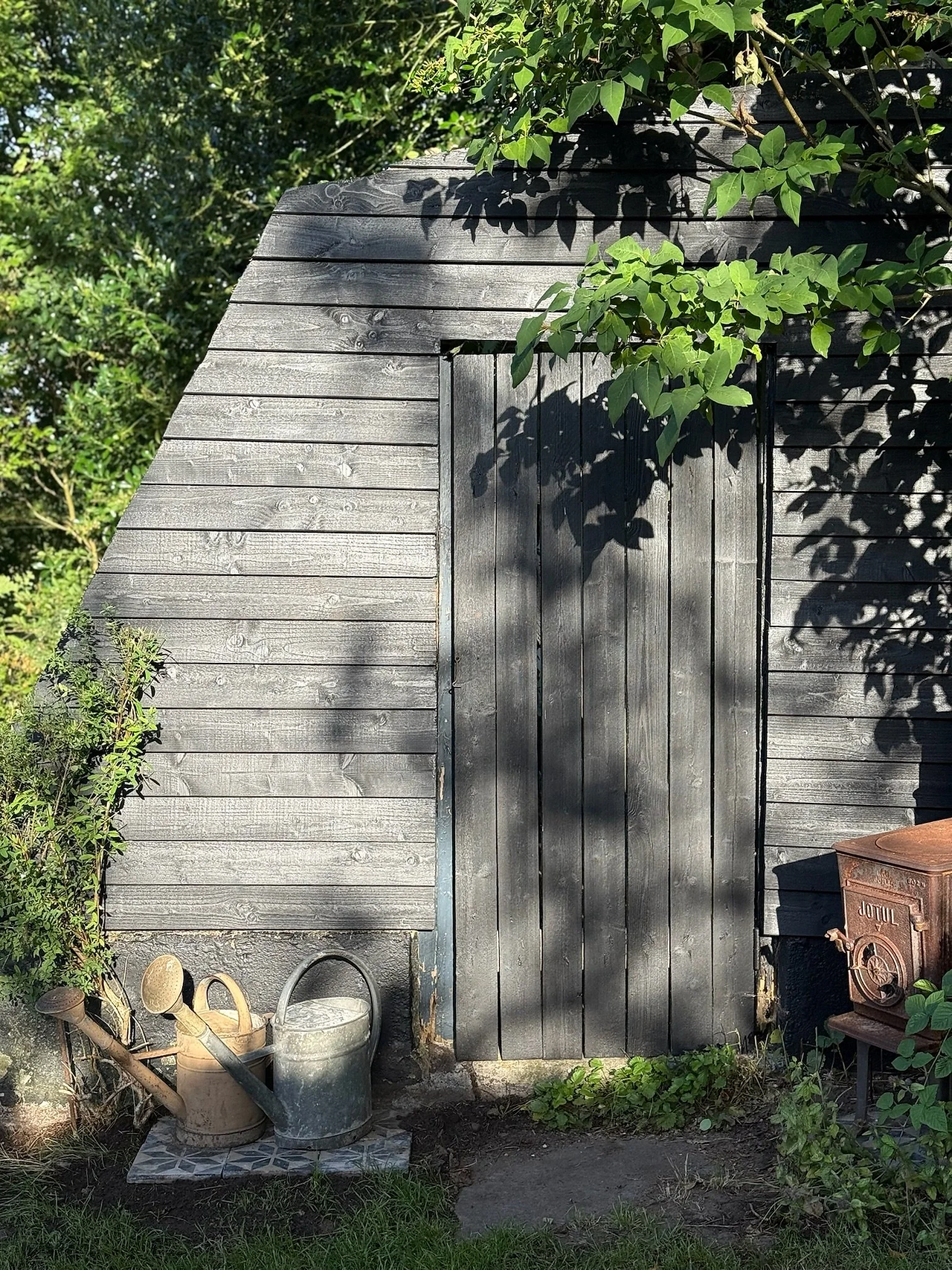 Bild zeigt Gartenhaus gestrichen mit der Kreidefarbe für den Aussenbereich in midnight black