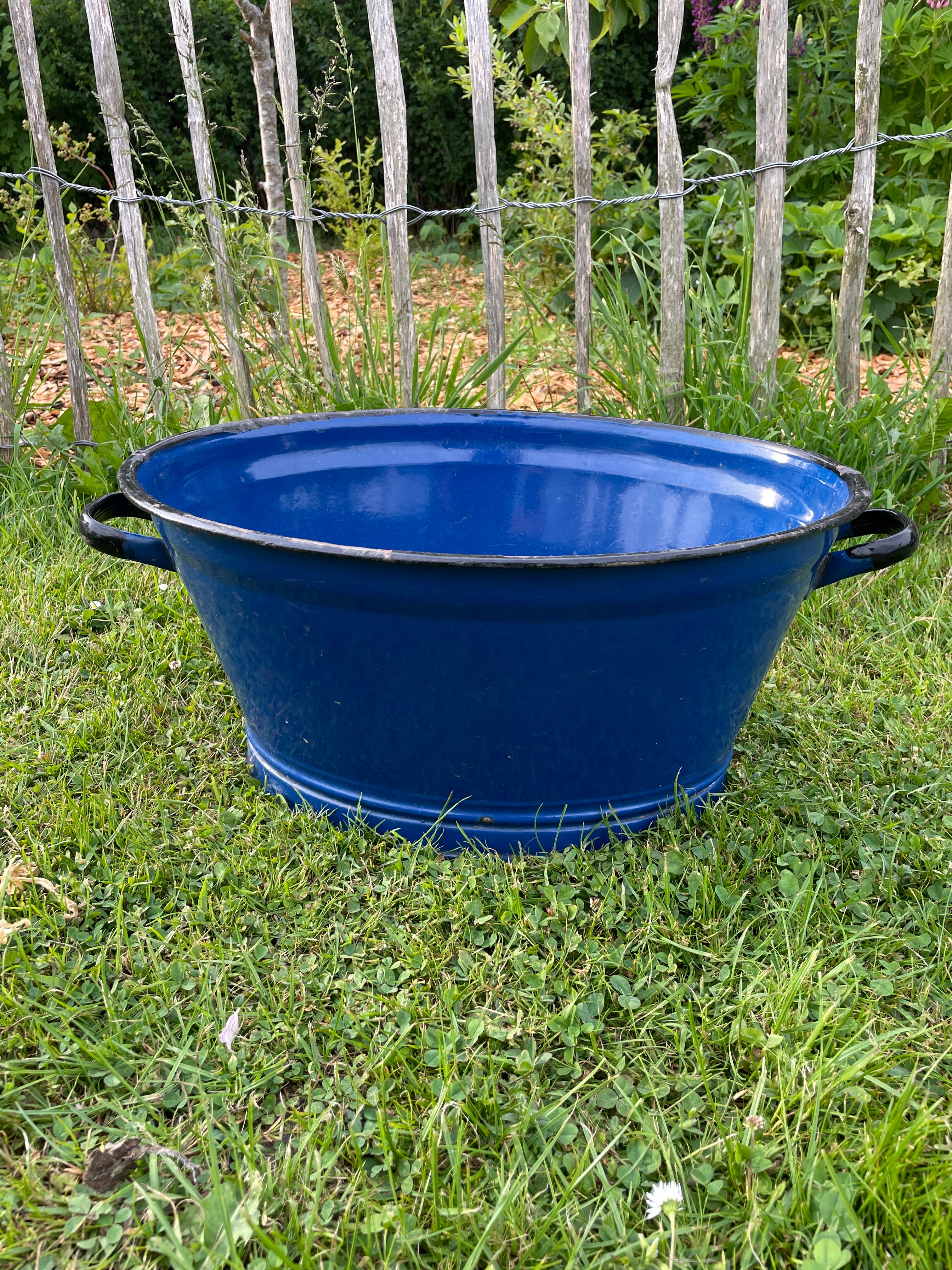 Emaille-Wanne in dunklem blau