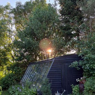 Die Verwandlung überrascht auch uns immer wieder: alte Gartenhäuser erhalten einen frischen Look mit der Paint of Walinoon Outdoor Farbe