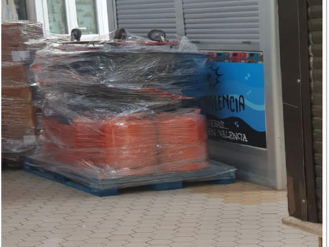 EL CONCEJAL DE FALLAS  SR. BALLETER PERMITE QUE SE COCINEN PAELLAS EN EL MERCADO CENTRAL.