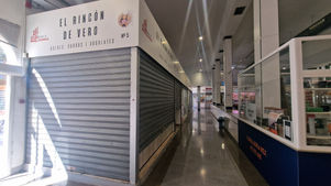 LAS PARADAS VACÍAS DEL MERCADO DE CATARROJA SON UTILIZADAS COMO ALMACÉN Y EL AYUNTAMIENTO LO PERMITE.