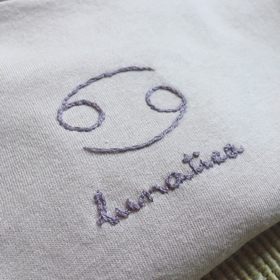 t-shirt ricamo segno zodiacale personalizzato