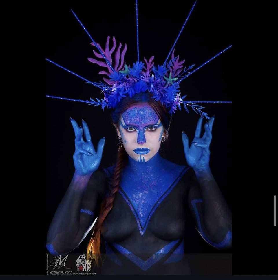 Maquillage artistique bleu et body painting créatif réalisé par Manon Pugin