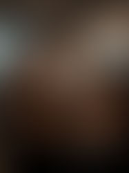 Manon Pugin maquilleuse professionnelle en train de maquiller un modèle lors d’un shooting photo