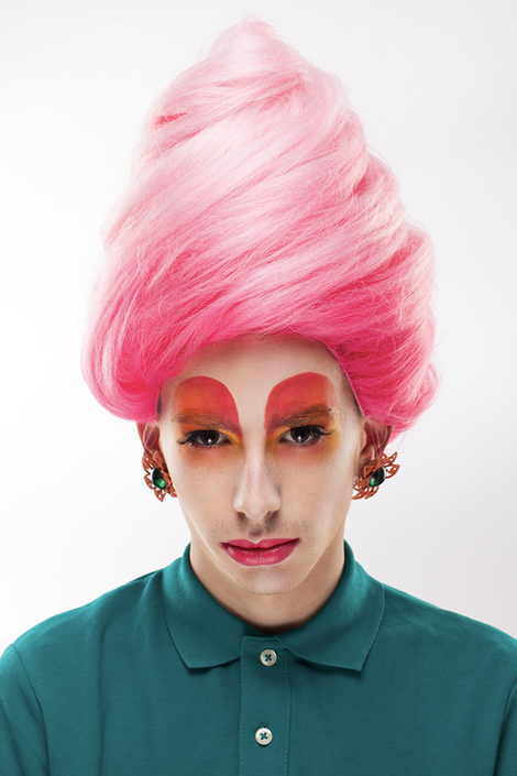 Travail d'un élève de Stéphanie Bernard, maquillage artistique rose avec perruque volumineuse