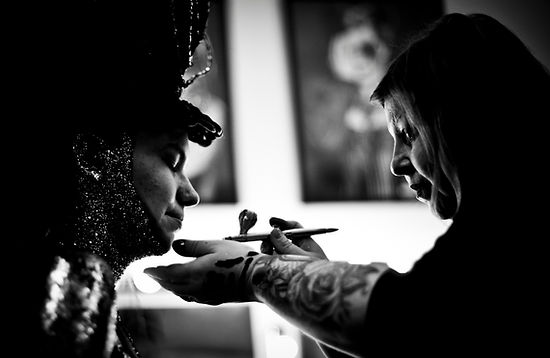 Stéphanie Bernard,en train de travailler. Maquillage à l'qérographe. Elle est la créatrice de la marque SB Make-Up et directrice artistique Metamorphoses.