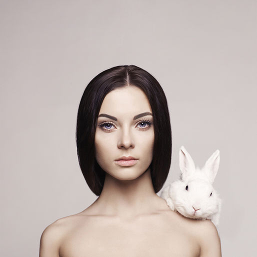 Article sur le maquillage cruelty-free par Stéphanie Bernard, maquilleuse professionnelle et fondatrice de SB Make-Up. Découvrez l’importance de choisir des produits non testés sur les animaux, respectueux de l’environnement, et explorez une gamme de maquillage professionnel éthique et artistique.
