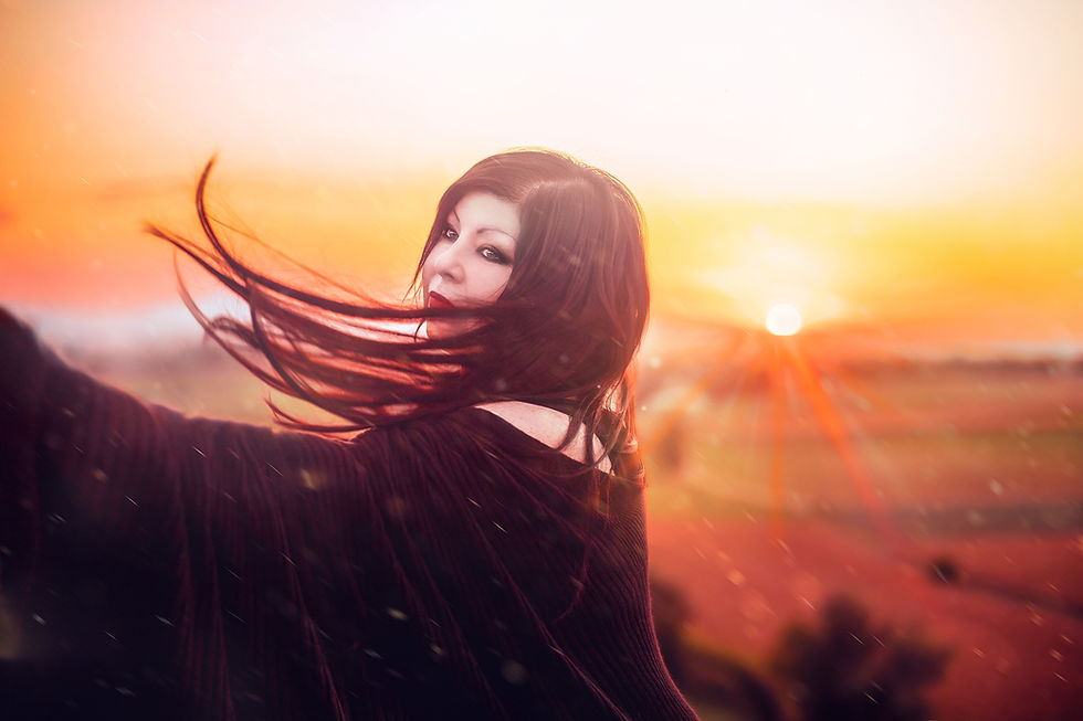 Portrait de Stephanie Bernard, compositrice et harpiste. Cheveux noirs flottant au vent dans la lumière dorée d’un coucher de soleil. Image emblématique de son univers musical introspectif, entre harpe, piano et voix, aux sonorités celtiques et cinématographiques.