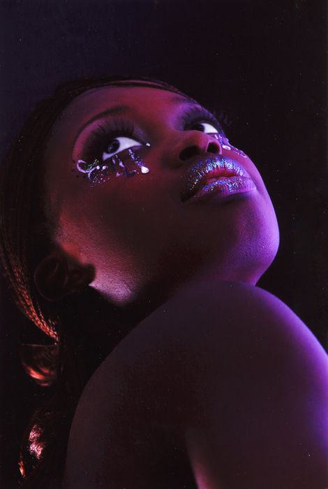 Maquillage réalisé par Stéphanie Bernard, création artistique avec projection de lumière