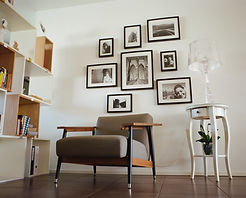 Wohnzimmereinrichtung mit Stucked Regal von Muuto und Wangestaltung mit schwarz weiss Bilder