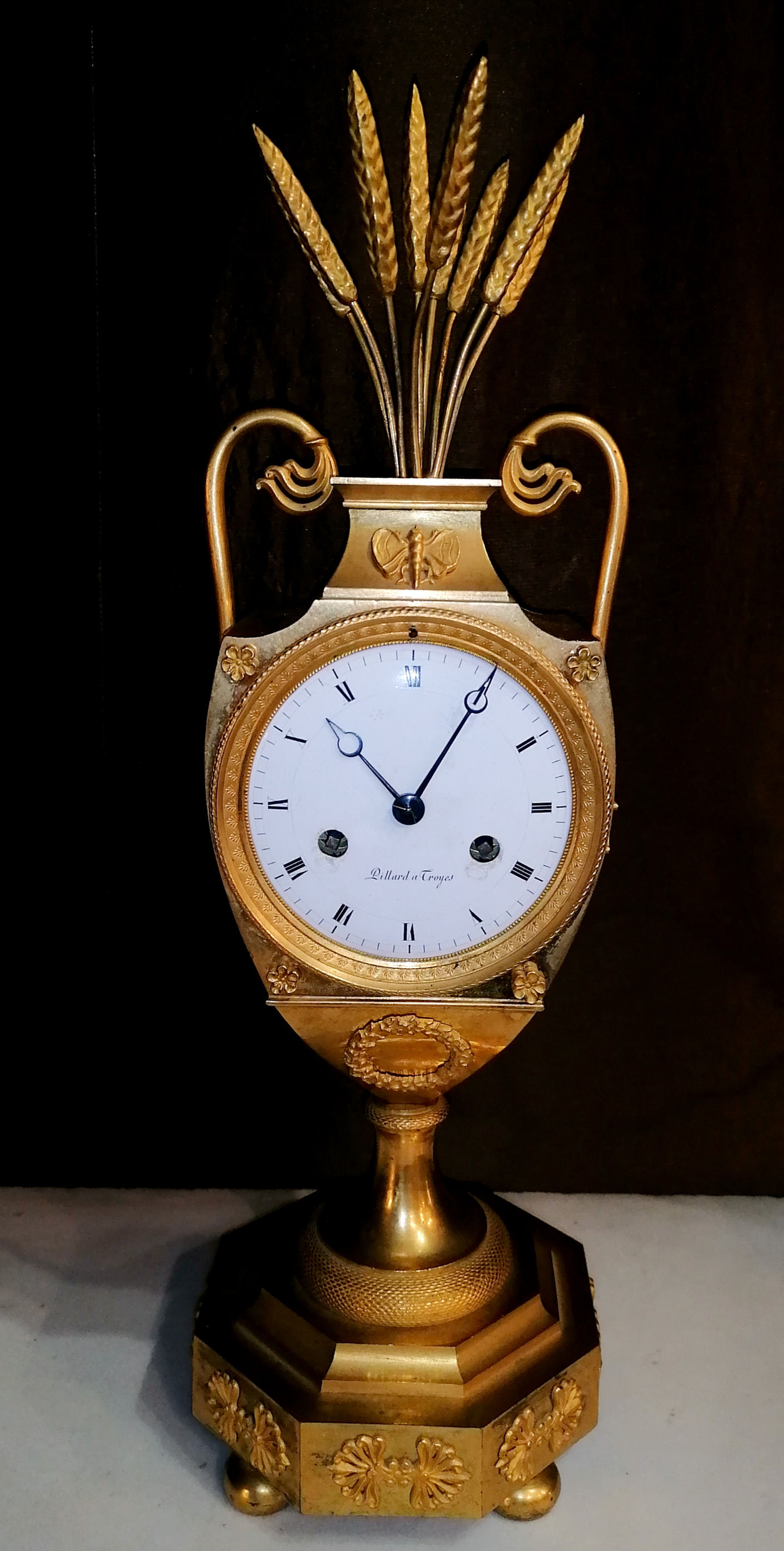 Pendule en bronze doré à décor d'épis de blé