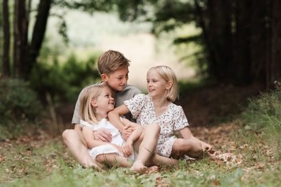 søskenfotografering Skien utendørsfotografering Familiefotografering Fotograf Skien