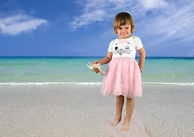 kleuter meisje aan zee