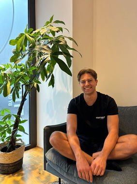 Trainer Niko sitzt auf dem Sofa