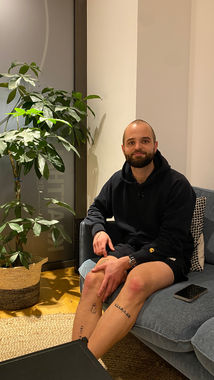 Trainer Marc sitzt auf dem Sofa