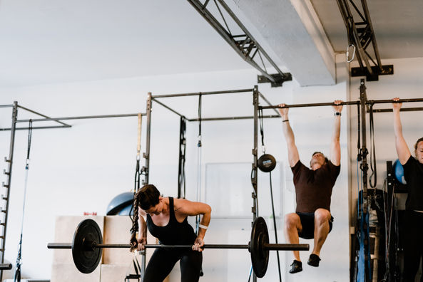 Functional Fitness Training mit der Langhantel und Klimmzug