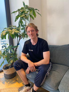 Trainer Julius sitzt auf dem Sofa