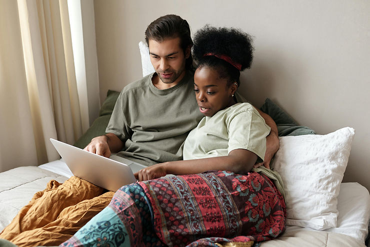couple watching netflix