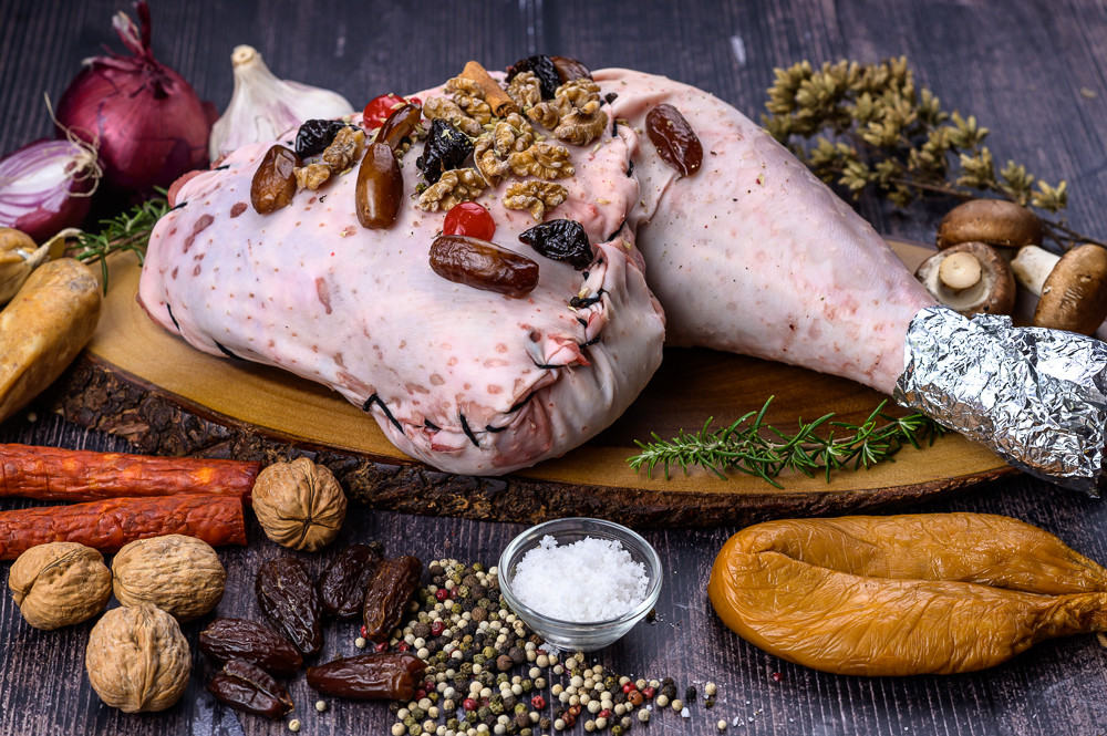 Perna de peru recheada com carne picada e frutos secos
