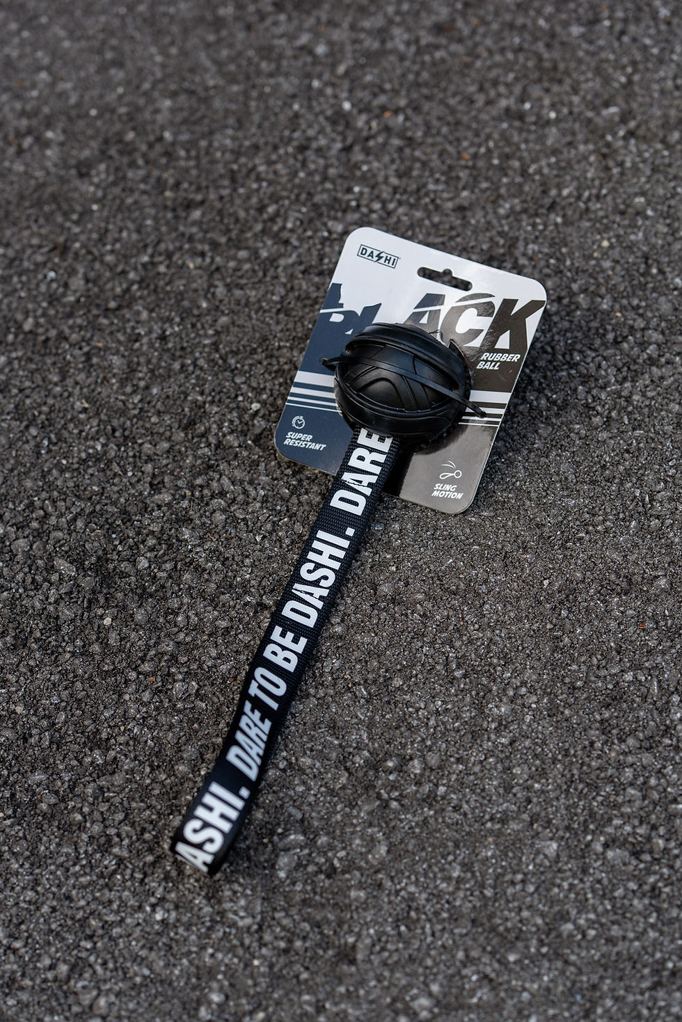 Miniaturbild: DASHI Ball mit Schnur, DARE TO BE DASHI, Black, on gray asphalt background.