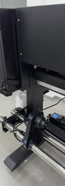 Parte traseira da plotter eco solvente MyPrinter Z4 1801 com alavanca de pressão, sistema rebobinador e estrutura de acabamento profissional