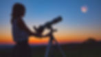 Mulher observando a Lua com telescópio astronômico em um campo ao pôr do sol.