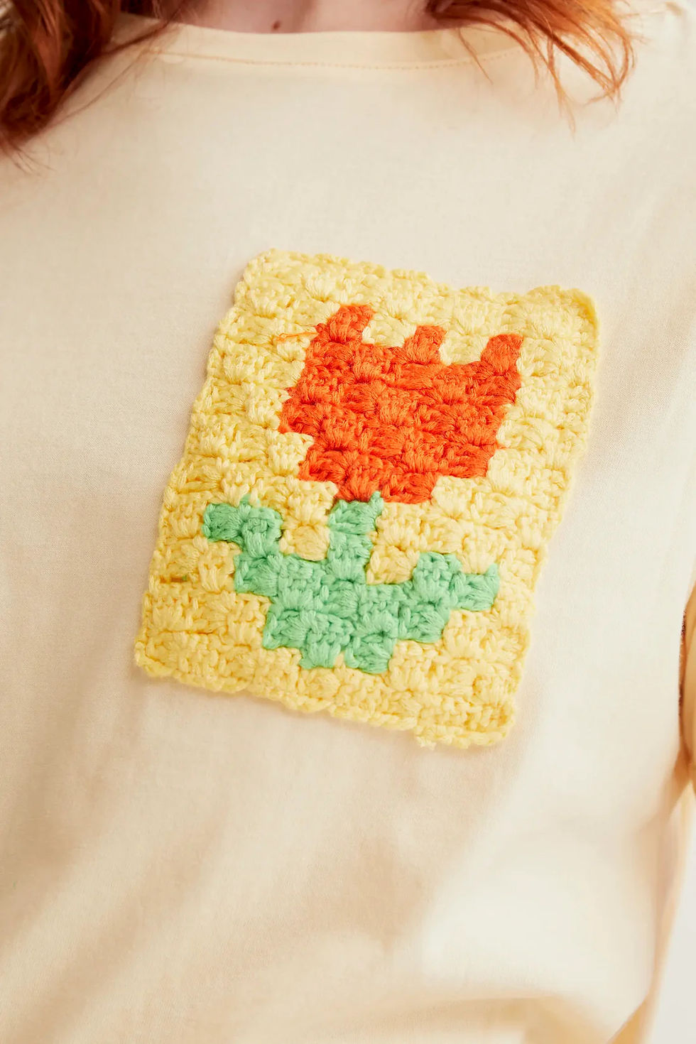 Miniatura: T-shirt 100% cotone con tulipano ricamato