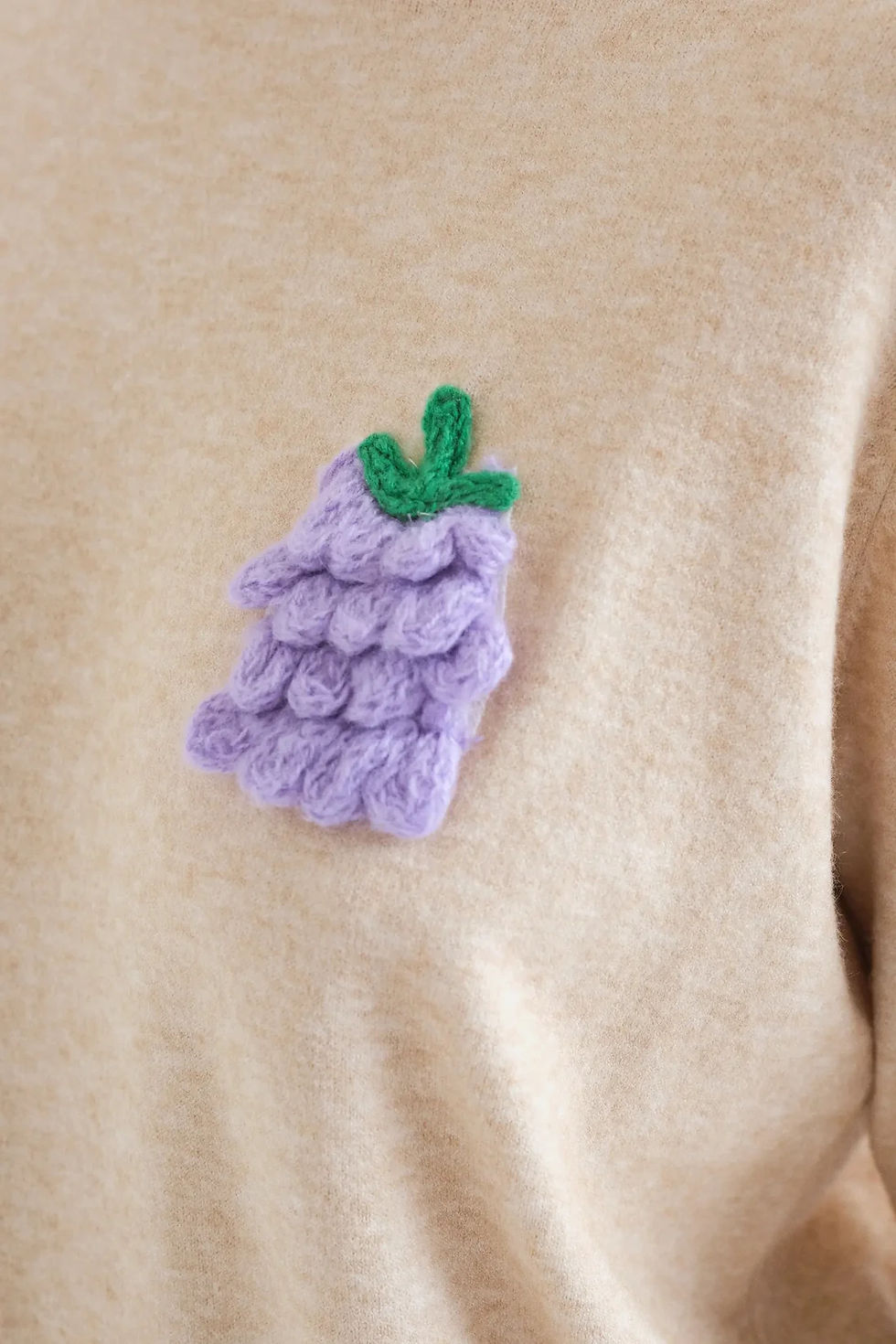 Miniatura: Maglione girocollo con uva