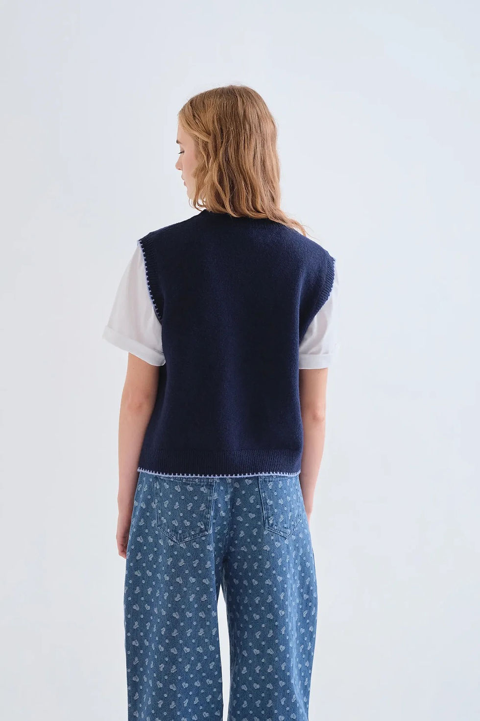 Miniatura: Gilet in maglia con fiori ricamati