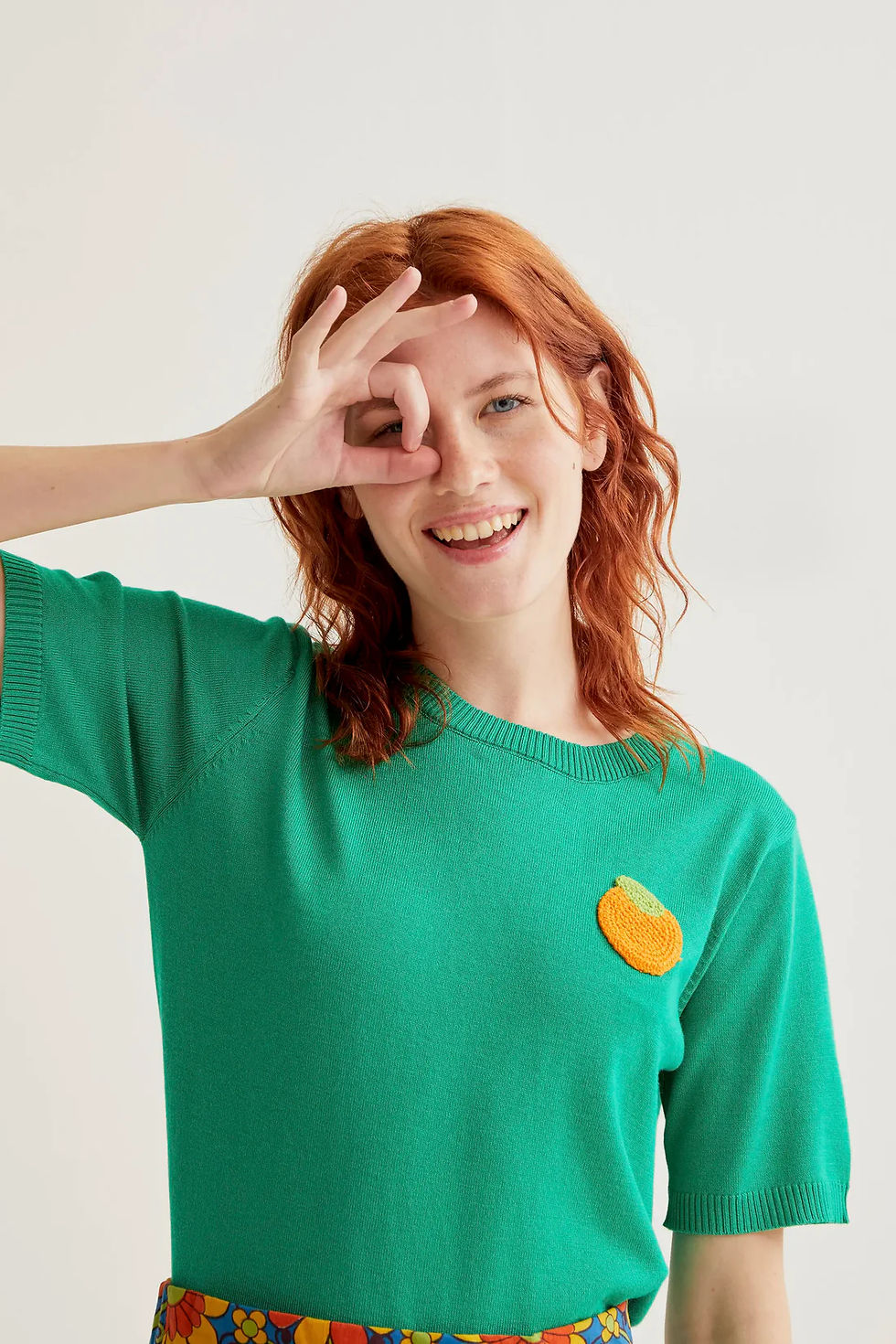 Miniatura: Top in maglia morbida con agrume ricamato 