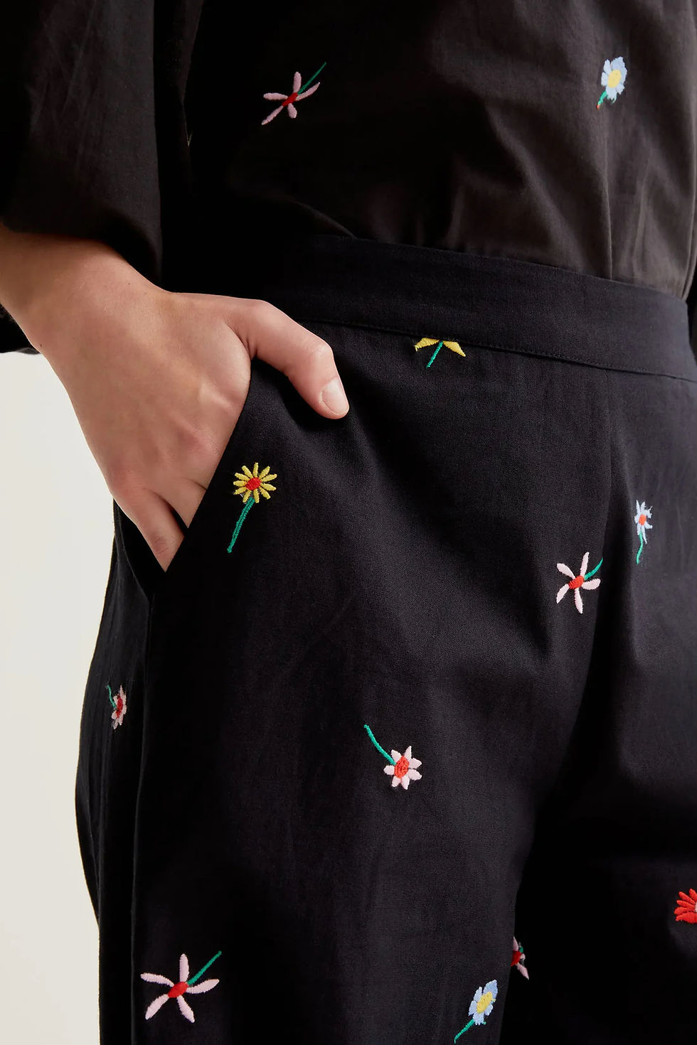 Miniatura:  Pantaloni 100% cotone con fiori ricamati 