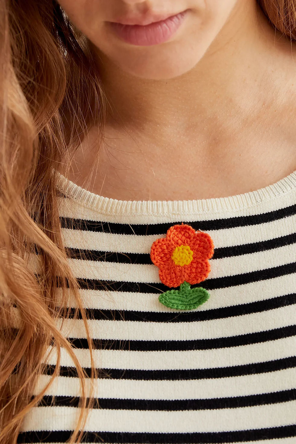 Miniatura: Top a righe bianche e nere con fiore 