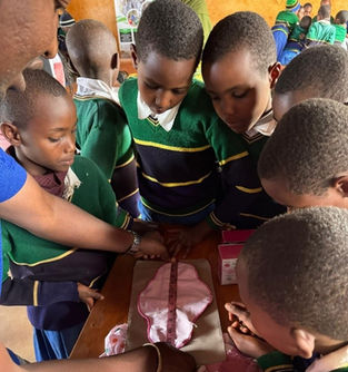 La salud menstrual como derecho humano: hacia escuelas inclusivas en Karatu y Qurus (Tanzania)