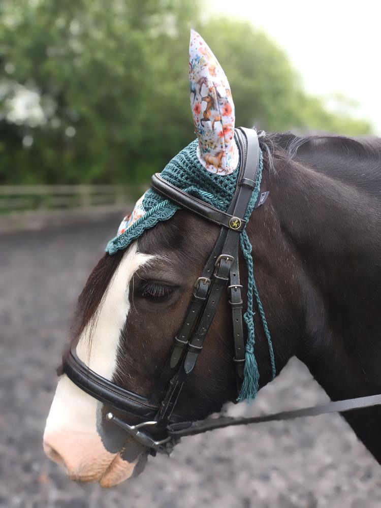 Thumbnail: Hunter Green Contrast with Stunning Horse Design  Saddle Pad Set