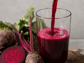 Glas mit Rote‑Bete‑Saft neben frischer Roter Bete als Symbol für eine Sportstudie 2026