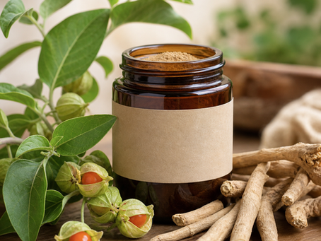 Ashwagandha-Wurzelextrakt in einem braunen Glasbehälter mit Ashwagandha-Pflanze und Wurzeln auf einem Holztisch